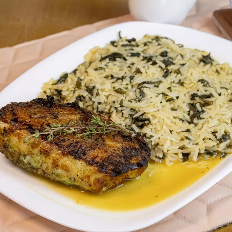 FILÉ DE FILHOTE COM ARROZ DE JAMBU