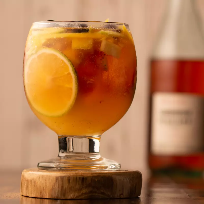 Copa de sangría con vino rosado