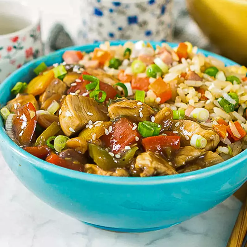 Frango Xadrez com Yakimeshi