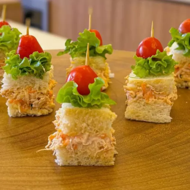 Mini sanduíche de frango