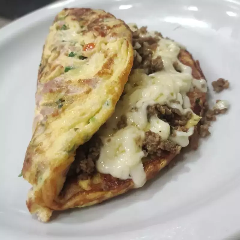 OMELETE RECHEADA CARNE E QUEIJO