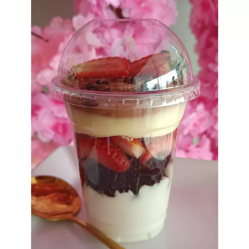 Copo ( mousse brownie c/ morango )