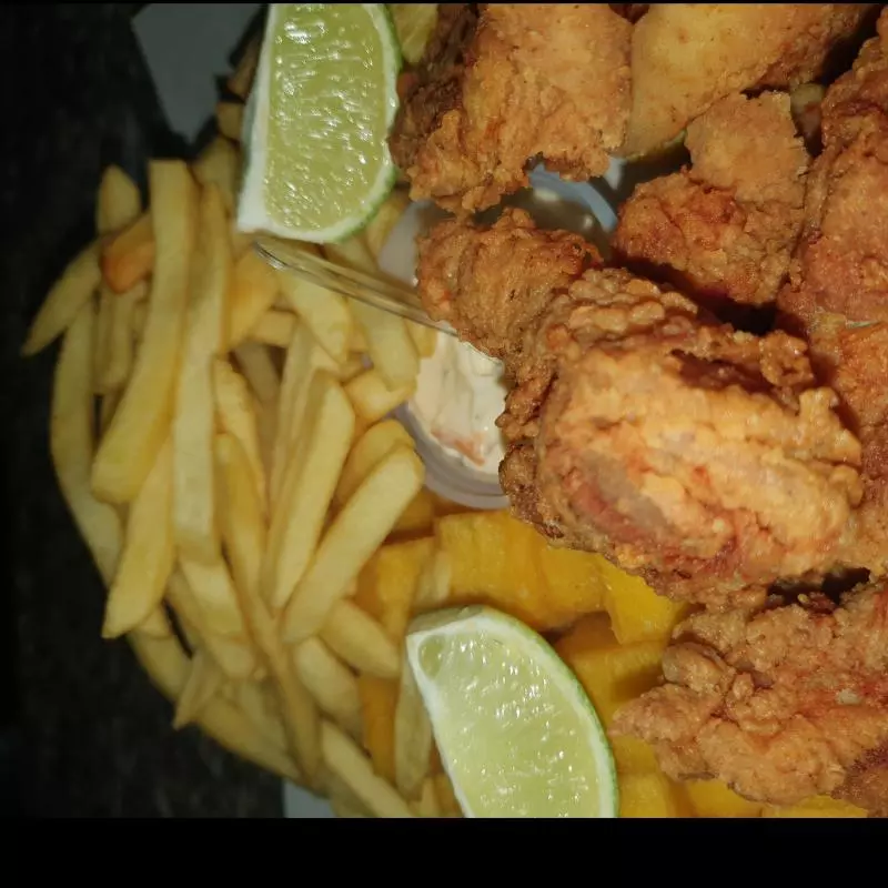 Tabua de petisco com peixe (Tilapia)