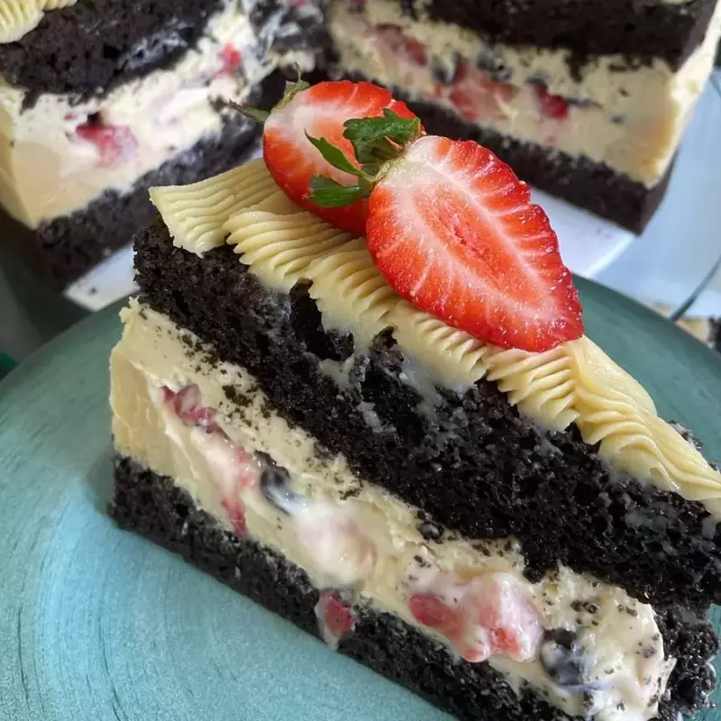 TORTA BOMBOM DE MORANGO