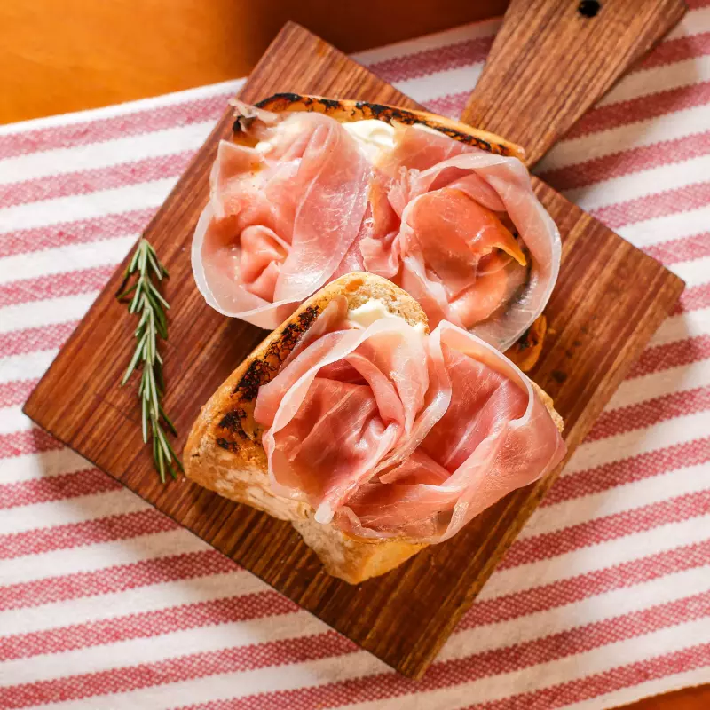 QUEIJO DE CABRA E PARMA