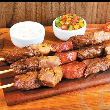 Churrasquinho Misto com guarnicao