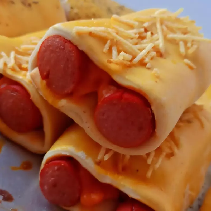 Pão com 2 salsichas e cheddar