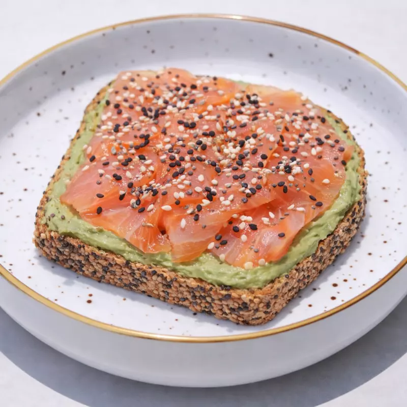 Tostada De Aguacate y Salmon