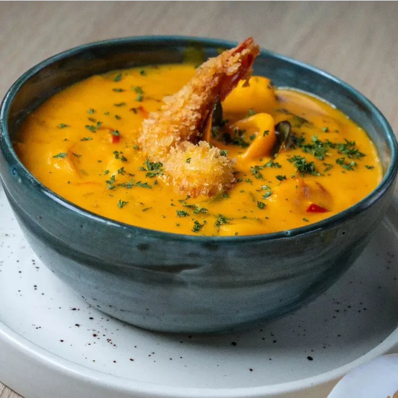 CAZUELA DE CAMARONES EN SALSA ROJA