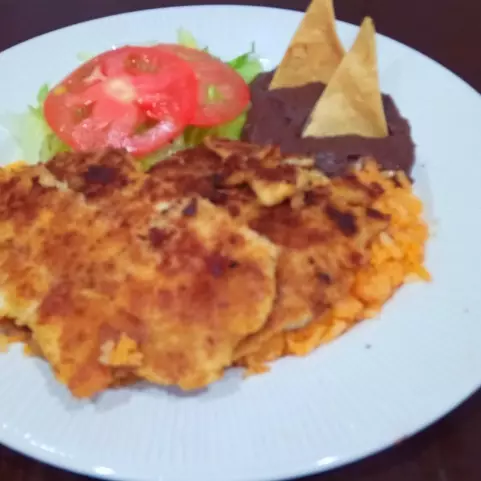 Milanesa de res empanizada