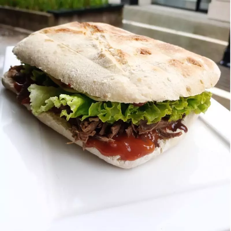 SANDWICH DE BONDIOLA BRASEADA