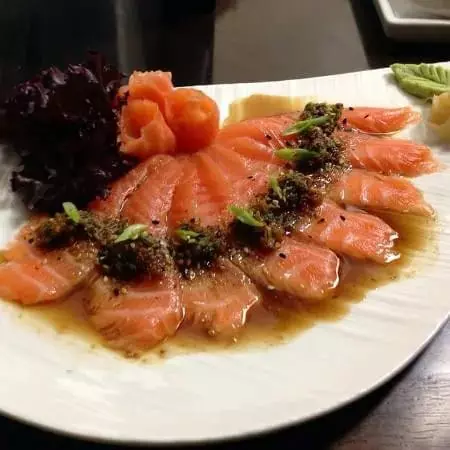 Carpaccio de salmão ao molho ponzu
