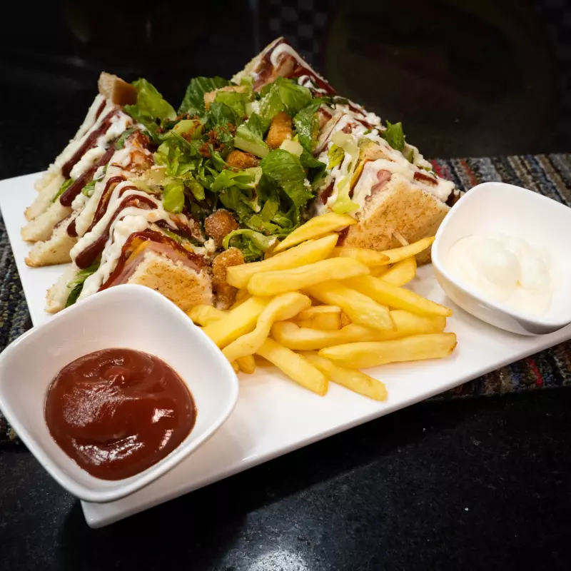 Club house 🥪 con papas