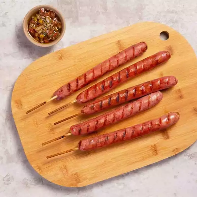 Espetinho de linguiça sem pimenta