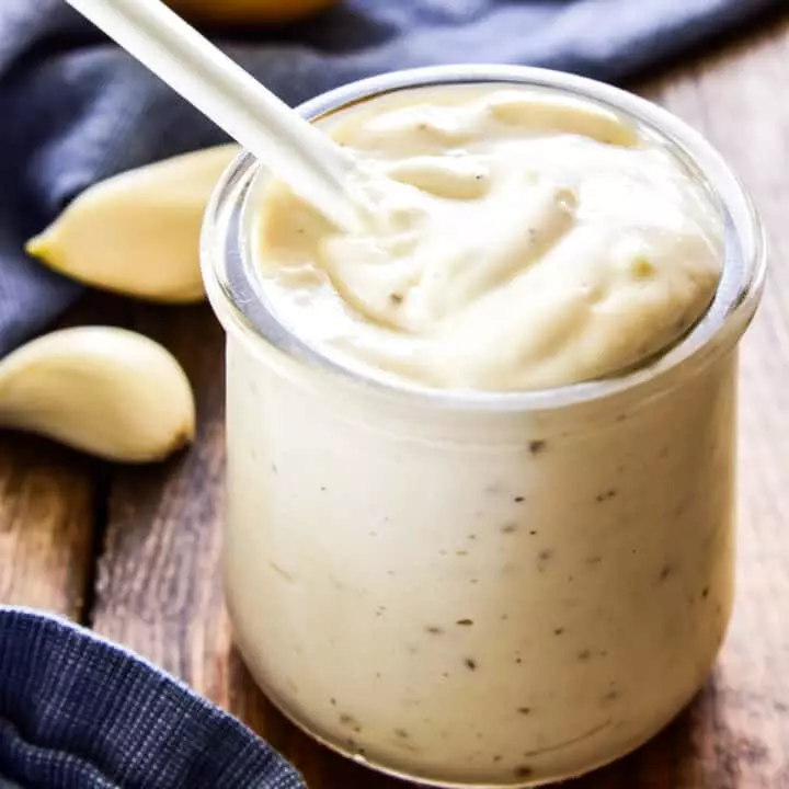 Mayonesa vegana con ajo rostizado