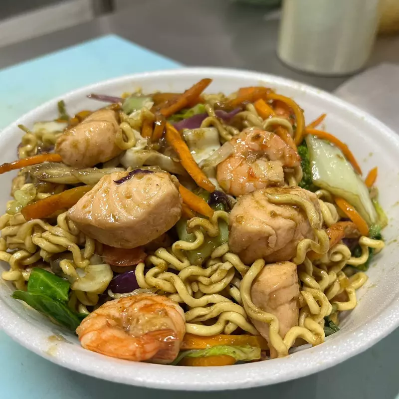 Yakisoba de Salmão e camarão