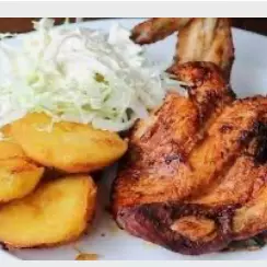 Pollo frito con papas doradas