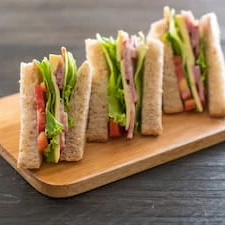 Pão de forma + presunto + mussarela + maionese + tomate + alface