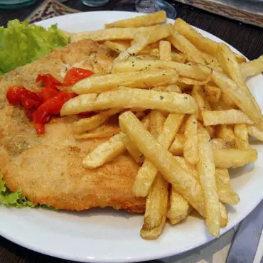 SUPREMA DE POLLO NAPO CON PAPAS