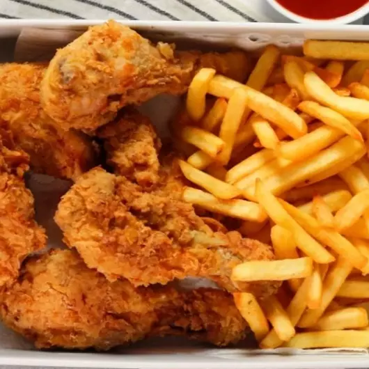 5 alitas crispy con papas fritas