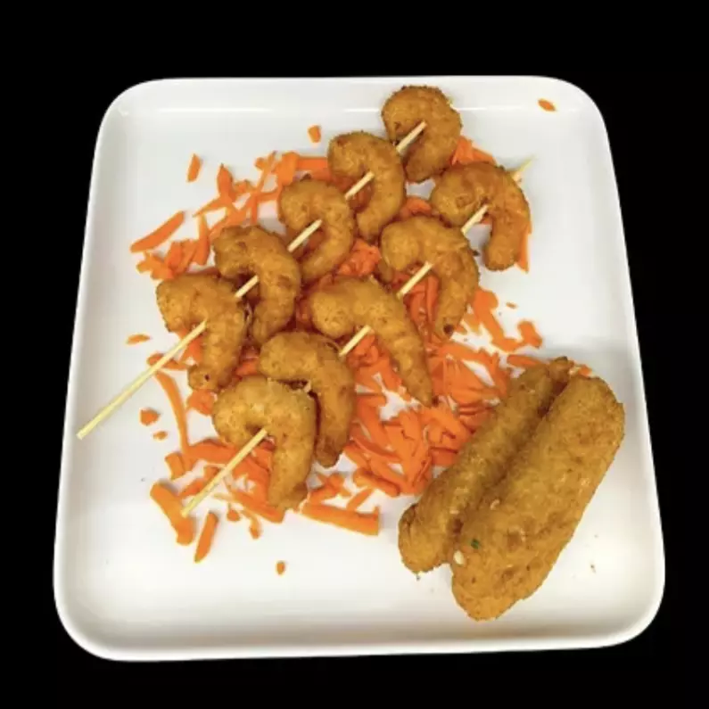 Brochetas y cheese sticks