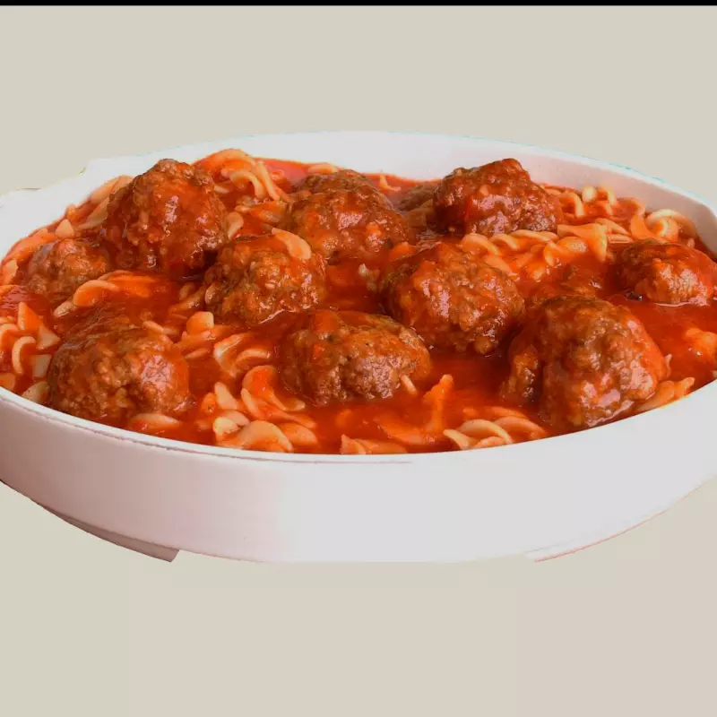 Espaguete com almôndegas de carne