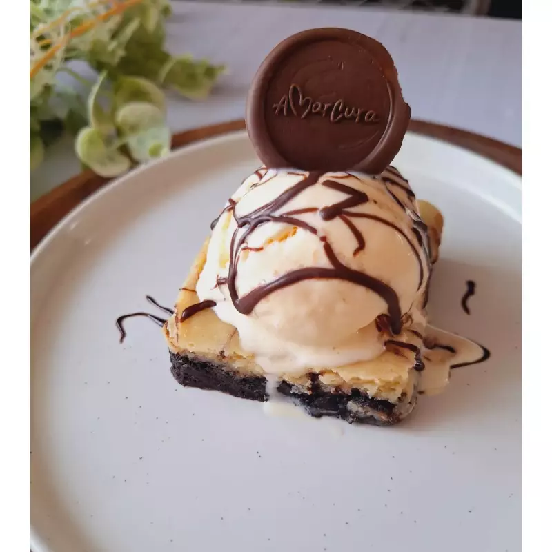 Brownie de chocolate con helado