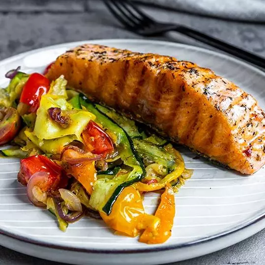 SALMÓN A LA PLANCHA