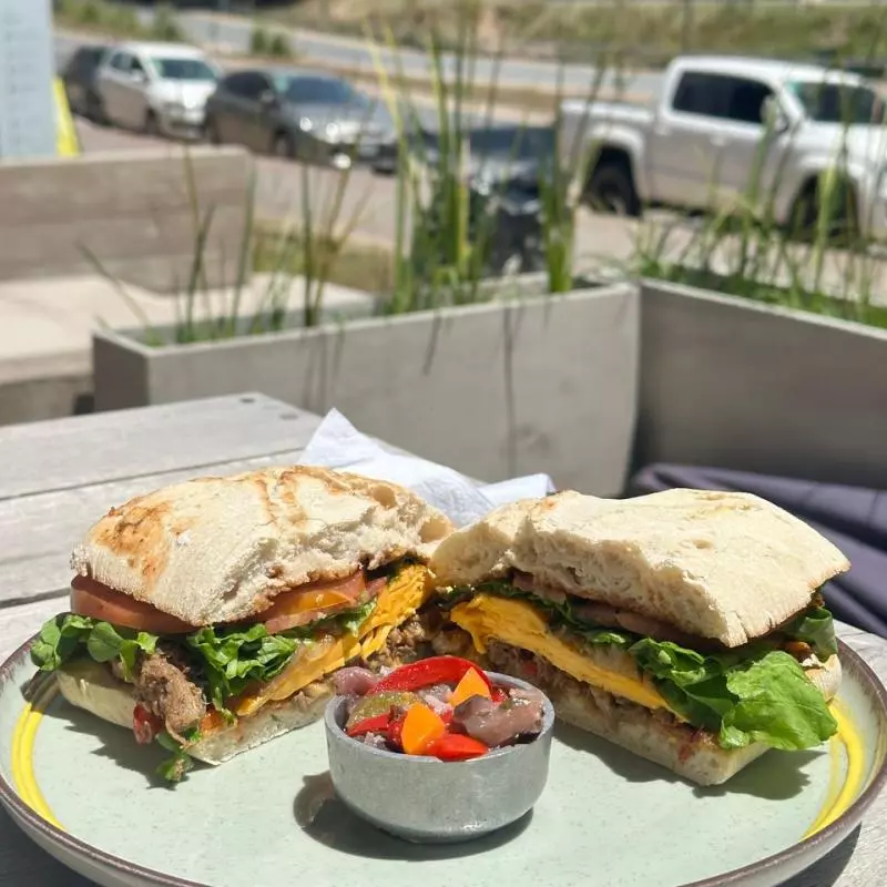 SANDWICH DE BONDIOLA BRASEADA