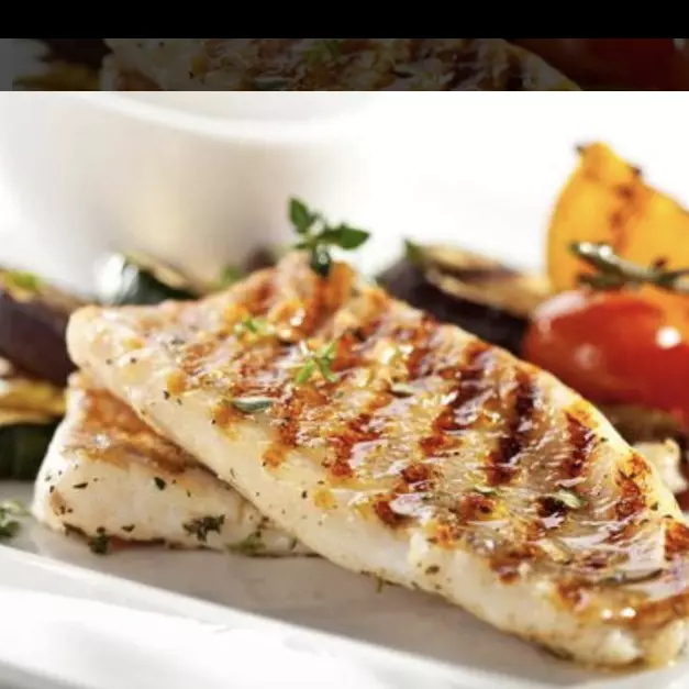 Filé de peixe grelhado com alcaparra