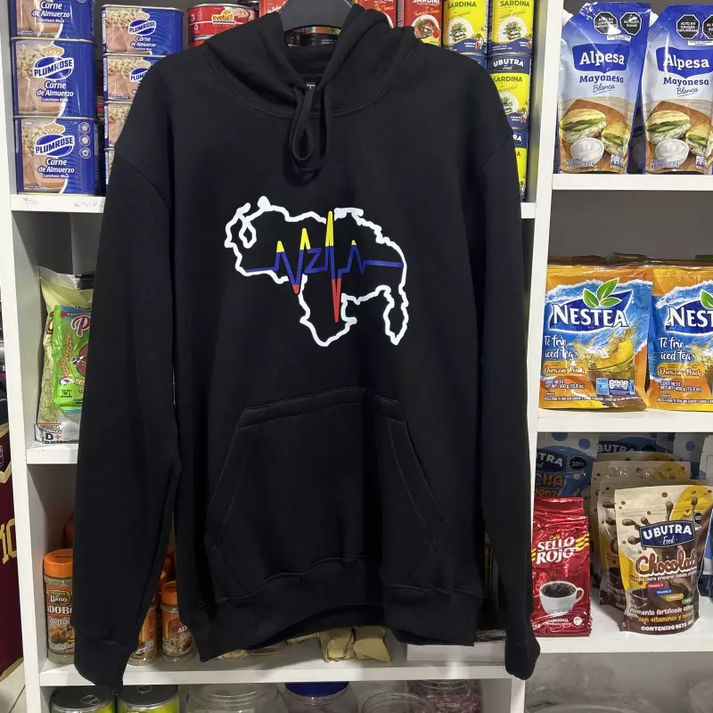 Polera con capucha negra mapa