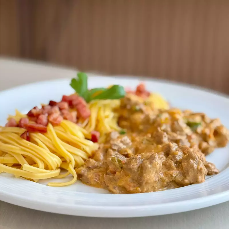 Massa com calabresa, bacon e frango