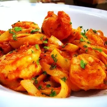 FETUCCINI CON CAMARONES NAPOLITANO