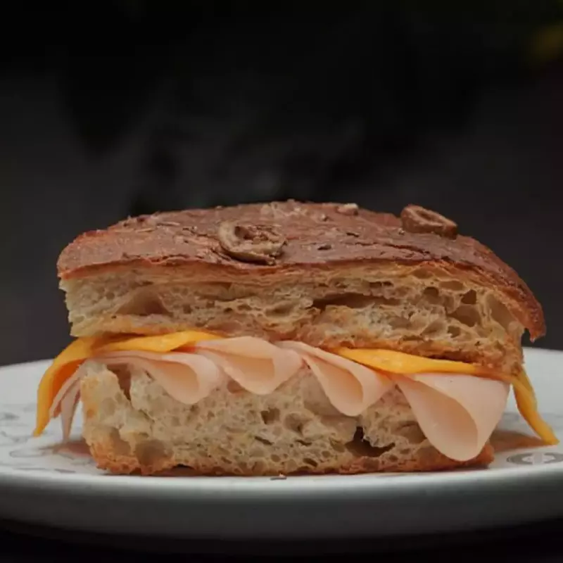 Focaccia Pavita y Queso Fundido