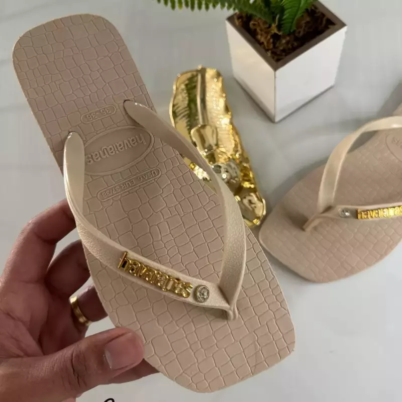 Fem ponto de luz bege