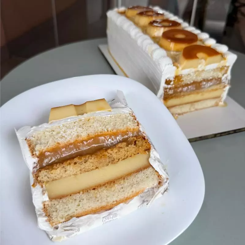 Fatia torta pudim lá creme