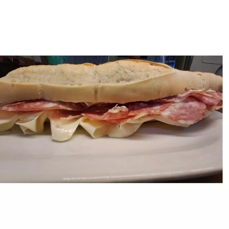 Sándwich de salame la Colonia