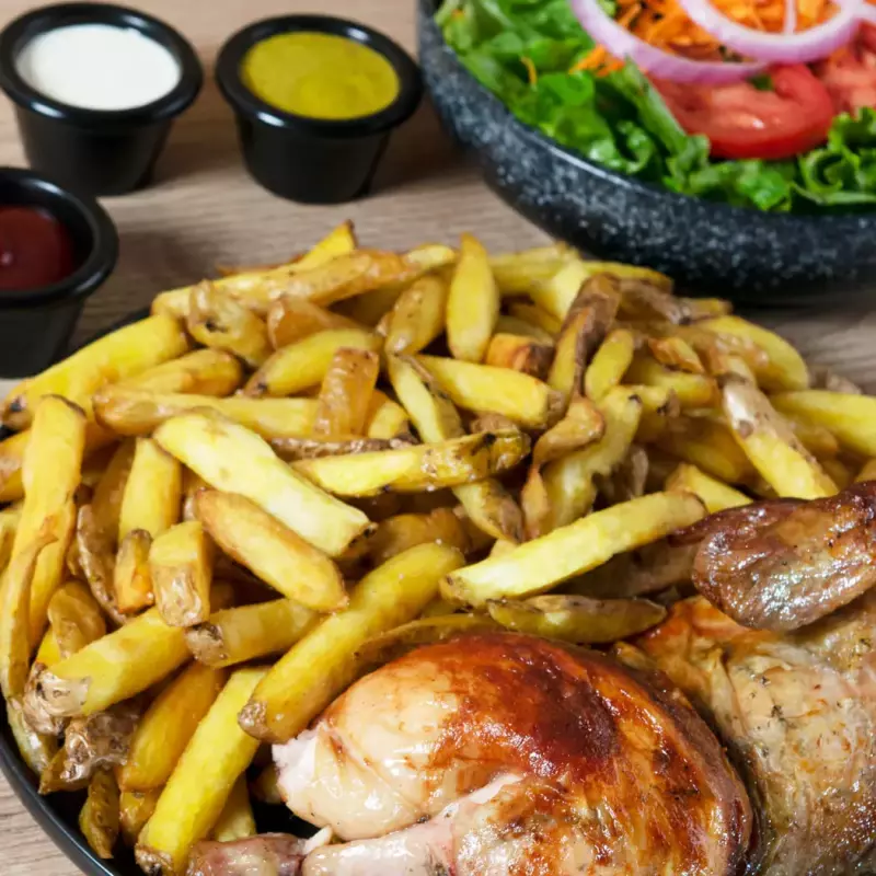 1/2 Pollo + papas + cremas ensalada