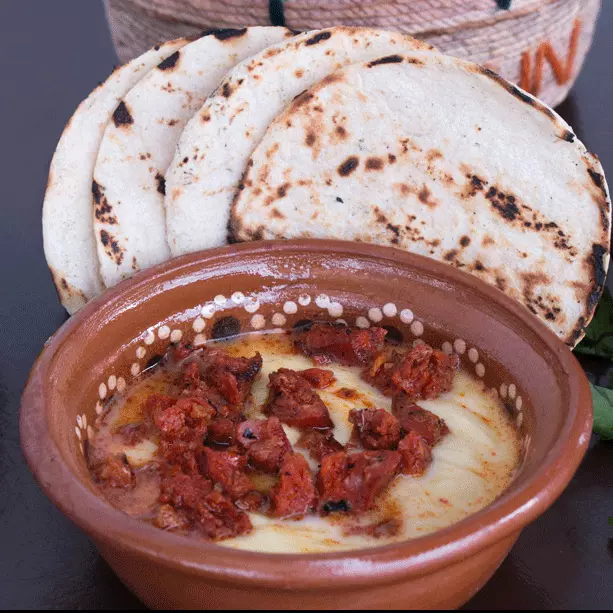 Queso fundido con chorizo