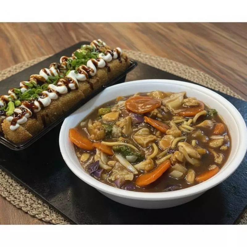 Yakisoba frango + 24 hot rolls medio