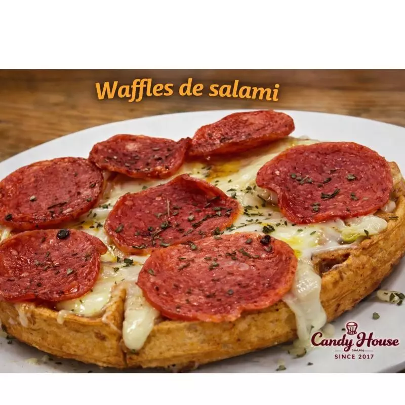 waffles con salami