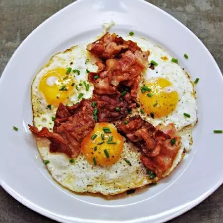 3Huevos estrellados con tocino