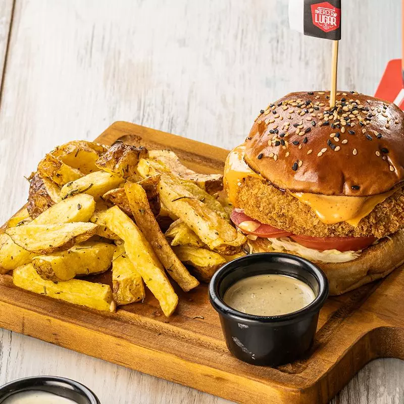 VEGGIE BURGER + PAPAS