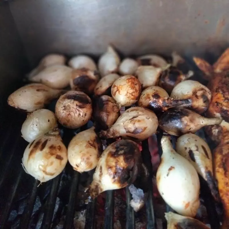 Cebollas asadas al carbón.