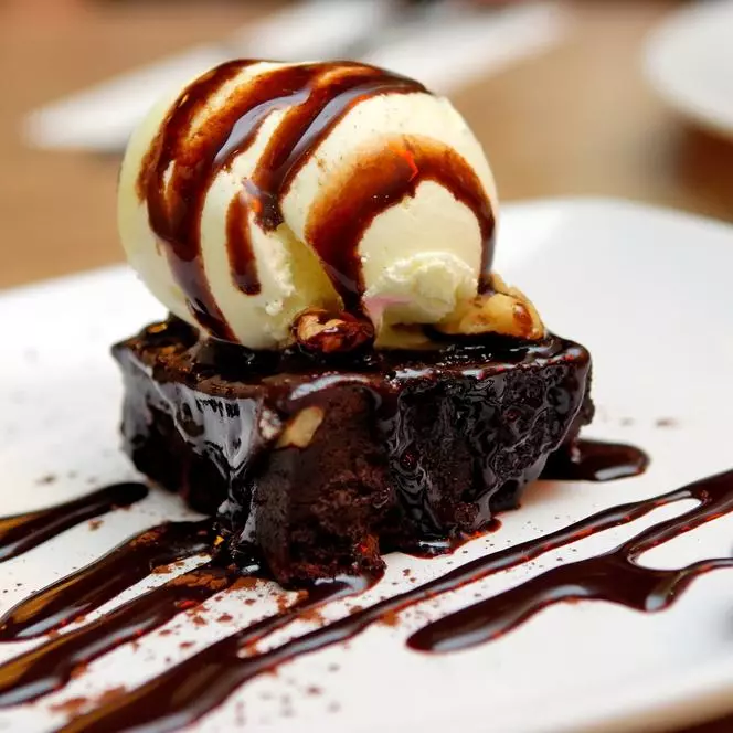 BROWNIE CON HELADO