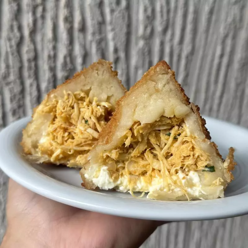 COXINHA DE FRANGO COM CREAM CHEESE