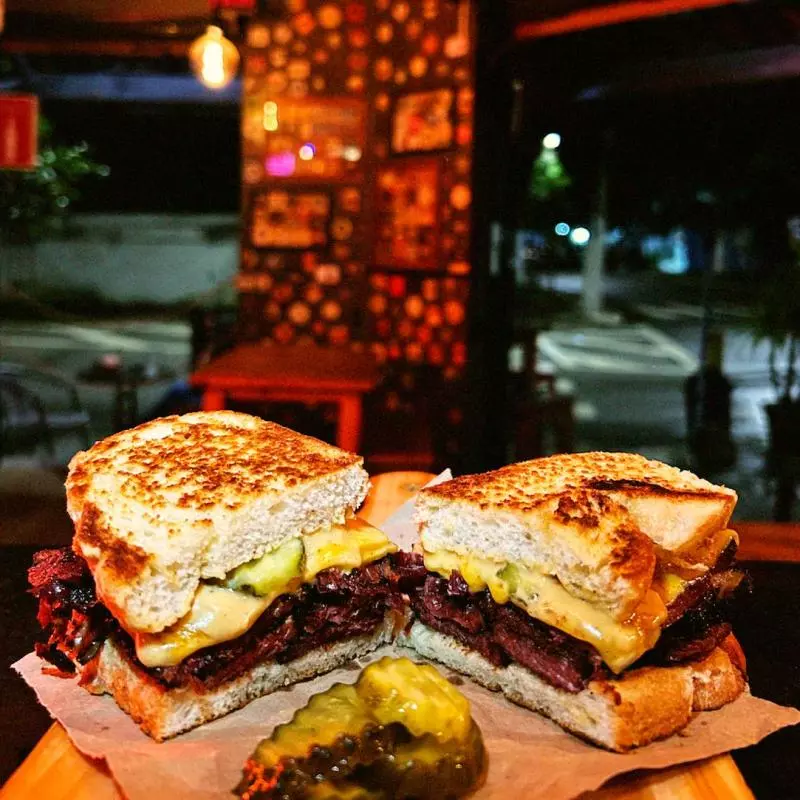 PASTRAMI NO PÃO (DEFUMADO)