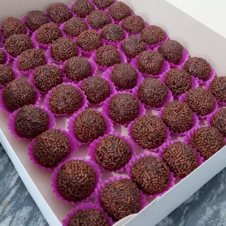 Caixa com 50 brigadeiros
