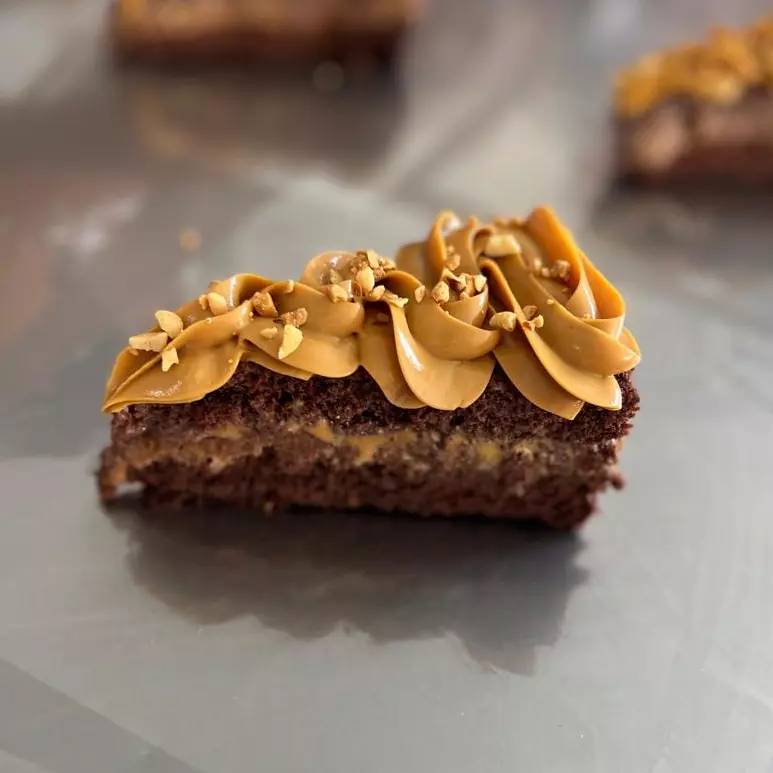 TORTA PÉ DE MOLEQUE COM CARAMELO