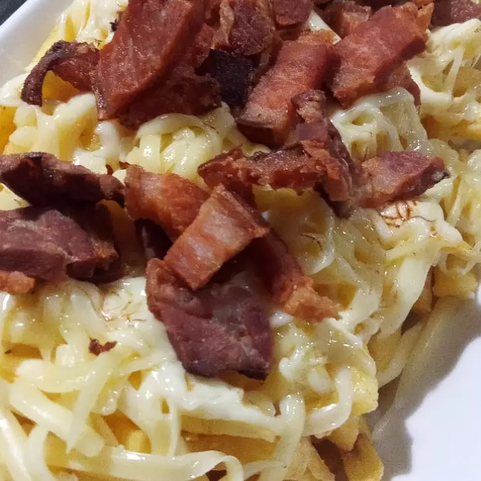 BATATA PALITO COM BACON E QUEIJO